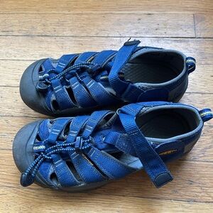 Keens - kids blue size 4